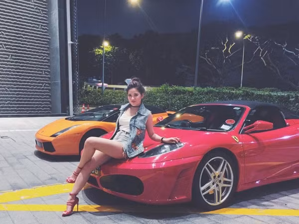 Tốt nghiệp cử nhân Kinh tế Tài chính, Milan Phạm không chọn con đường nghệ thuật để khởi nghiệp mà lại dấn thân vào kinh doanh. Hiện cô nàng là nhà phân phối độc quyền tại Việt Nam cho một nhãn mỹ phẩm nổi tiếng của Thái Lan với thu nhập không nhỏ.