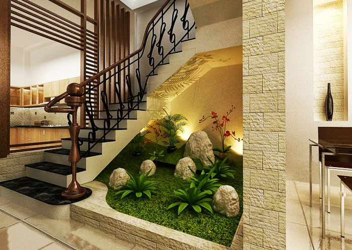 Tiểu cảnh gầm cầu thang thực sự là khu vườn thu nhỏ với hình ảnh thảm cỏ xanh, những hòn đá nhỏ, cánh hoa đỏ rực khoe sắc. Ảnh: Sanvuonadong.