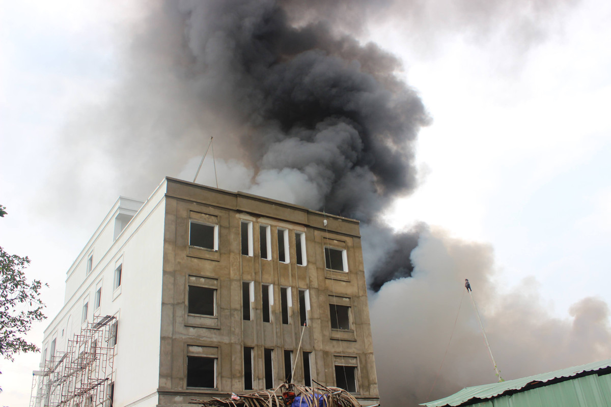 'Ba hoa' bat ngo ghe tham, xuong san xuat do choi bi thieu rui