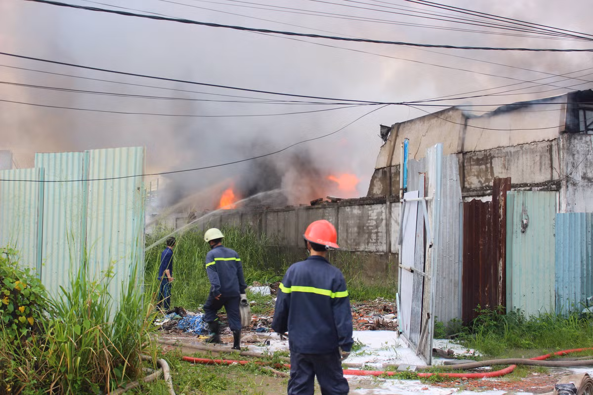 'Ba hoa' bat ngo ghe tham, xuong san xuat do choi bi thieu rui-Hinh-2