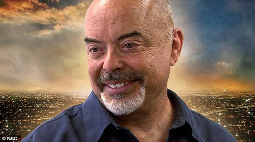 Tấm biển có ghi "Tất cả những gì tôi muốn trong dịp giáng sinh là một cô bạn gái gốc La Tinh. Được biết, vợ tỷ phú qua đời năm 2002 và ông đại gia rất cô đơn, nóng lòng tìm người khỏa lấp nỗi buồn.