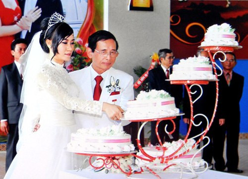 Cơ duyên của họ như một định mệnh khi Mai Mai rời ghế nhà trường đến xin việc ở resort của đại gia Lê Ân. Khi đó, cô đã lọt vào mắt của ông chủ và ông Lê Ân hỏi cô một câu ngắn gọn “Cô có bằng lòng lấy tôi làm chồng không?”.