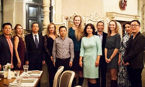 Chẳng phải ở Việt Nam mà nước ngoài cũng ối vụ tìm vợ lạ lùng. Sự mất cân bằng giới tính ở đất nước Trung Quốc đã khiến cho đàn ông ế vợ rất nhiều. Chính vì thế mà một nhóm 5 đại gia Trung Quốc đã chi cả đống tiền bay sang vùng Siberia để kiếm cho bằng được một người vợ.