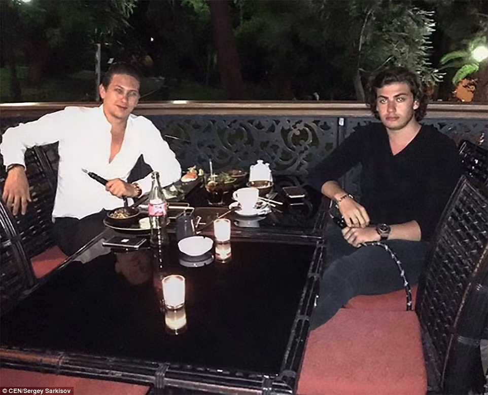 Sau đó, anh chàng này lại khoe ảnh ở quán bar nổi tiếng nhất Monto Carlo cùng con trai của tỷ phú Nga Vladimir Kiselev. Cư dân mạng đang bị khuynh đảo bởi những hình ảnh kỳ nghỉ xa xỉ mà hai chàng trai teen này đăng lên mạng.