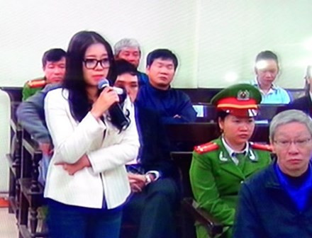 Ngay cả khi chồng đối mặt với án tù, bà Lan vẫn quả quyết trả lời trước tòa rằng bà tin chồng tuyệt đối và rơi nước mắt bất lực vì không thể giúp gì được cho chồng trong cảnh tù tội.