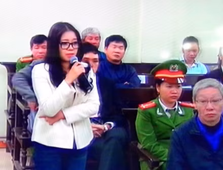 Ngay cả khi chồng đối mặt với án tù, bà Lan vẫn quả quyết trả lời trước tòa rằng bà tin chồng tuyệt đối và rơi nước mắt bất lực vì không thể giúp gì được cho chồng trong cảnh tù tội.