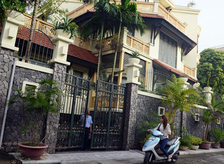 Có với bầu Kiên 3 người con, bà Lan hiện đang sống tại khu biệt thự sang trọng ở Hồ Tây.