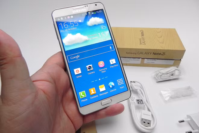 Samsung Galaxy Note 3 từng là sản phẩm rất đình đám thu hút người dùng công nghệ. Cho đến hiện nay, model này vẫn được đánh giá cao về thiết kế cũng như thời lượng pin, thời gian sạc nhanh. Ảnh: Genk.