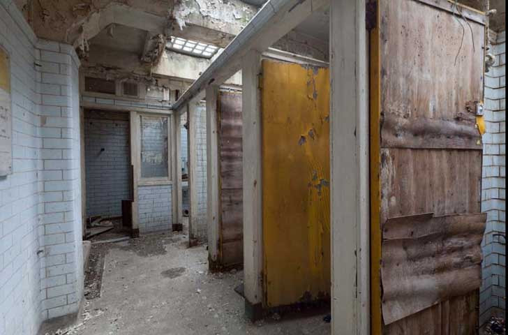 Được biết, năm 2005, Laura Clark đã phát hiện ra nhà vệ sinh công cộng bị bỏ hoang này và nảy ra ý định “hồi sinh” nó.