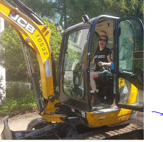 Được biết, Laura Clark cùng các công nhân xây dựng đã mất rất nhiều thời gian để phá vỡ, dọn dẹp khu nhà vệ sinh bỏ hoang. Ảnh: Inhabitat.