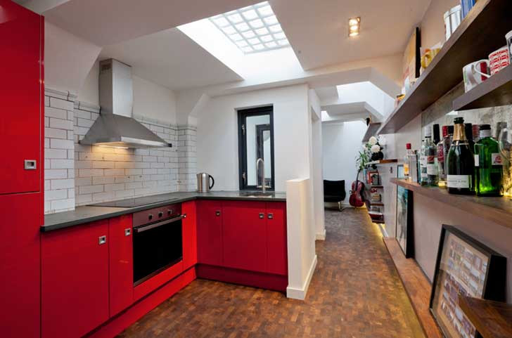 Phòng bếp của căn hộ cũng mang màu đỏ rực rỡ với thiết kế đơn giản nhưng tiện dụng.