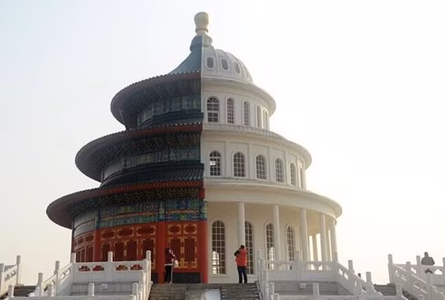 Tòa nhà lai giữa nét truyền thống và hiện đại. Một nửa tòa nhà được xây mô phỏng theo khu Thiên Đàn ở Bắc Kinh và nửa còn lại được xây mô phòng theo tòa nhà Quốc hội Mỹ.