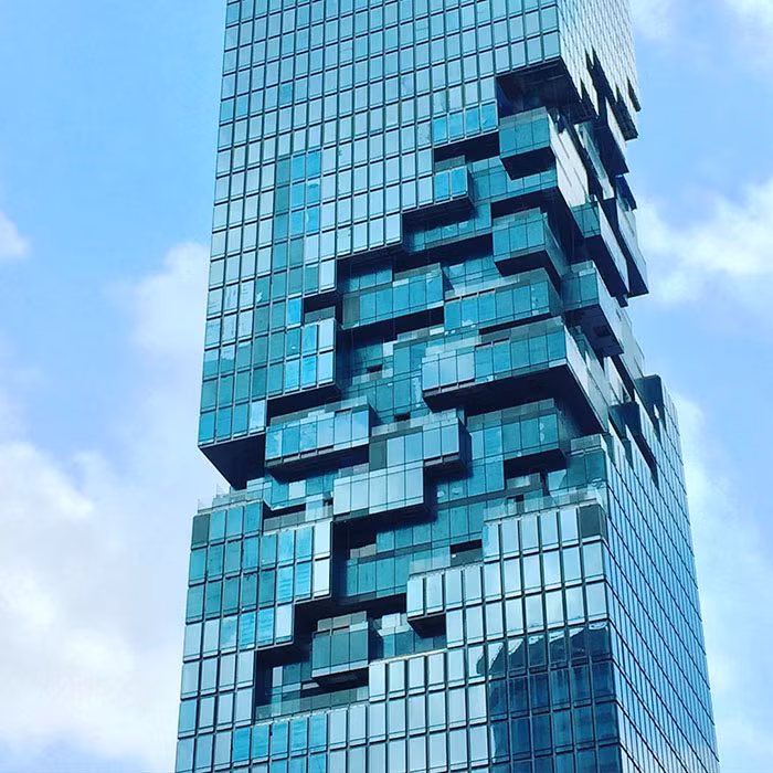 Tuy nhiên, chính điểm “sạt lở” này sẽ hứng được ánh sáng ban ngày và vào ban đêm, ánh sáng đèn điện trong tòa nhà được lọt ra ngoài làm sáng bừng cả tòa nhà, chiếu đến các tòa xung quanh.