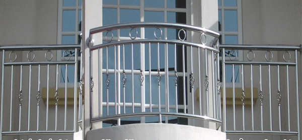 Nếu biết chọn thiết kế lan can phù hợp, ban công sẽ trở thành nơi thư giãn tuyệt vời của gia chủ. Ảnh: Webnoithat.