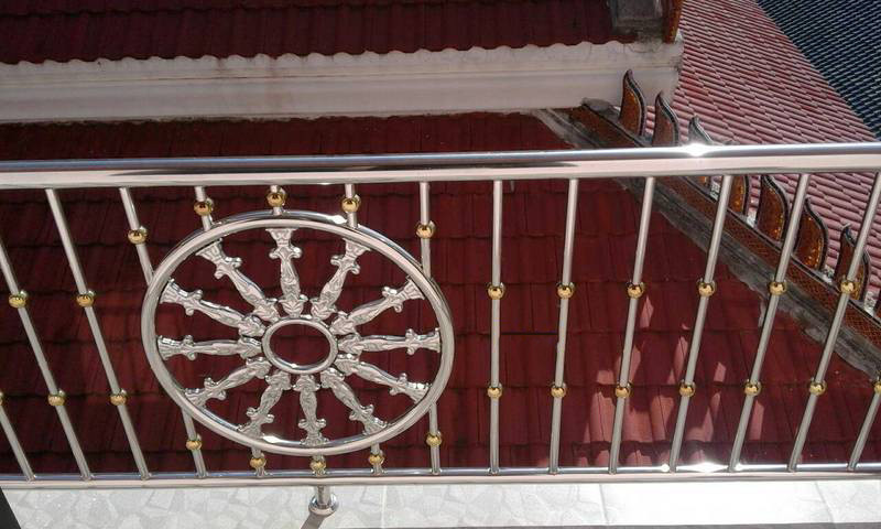 Một mẫu thiết kế lan can ban công bằng inox đẹp và đơn giản bạn có thể áp dụng ngay tại ngôi nhà của mình. Ảnh: Thanhluan.