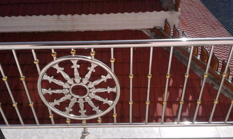 Một mẫu thiết kế lan can ban công bằng inox đẹp và đơn giản bạn có thể áp dụng ngay tại ngôi nhà của mình. Ảnh: Thanhluan.