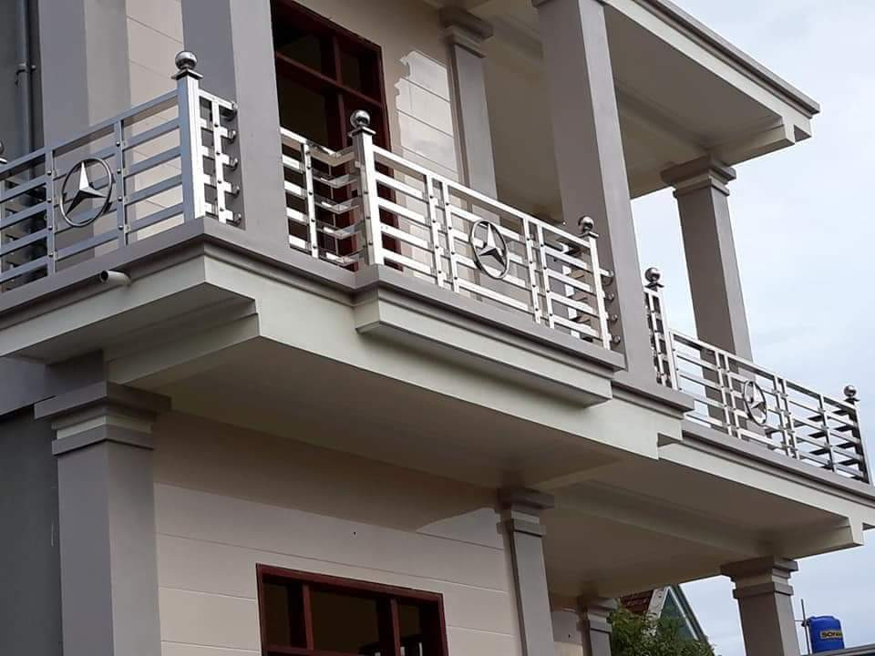 Lan can inox sáng bóng đem lại vẻ đẹp sang trọng, thanh lịch cho khu vực ban công nhà bạn. Ảnh: Cokhiducvuong.