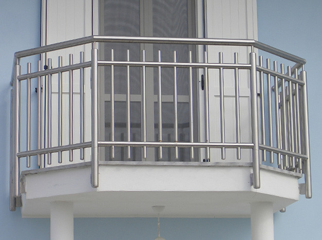 Mẫu lan can ban công inox hoa văn như thế này cũng rất được yêu thích tại Việt Nam. Ảnh: Inoxviet.