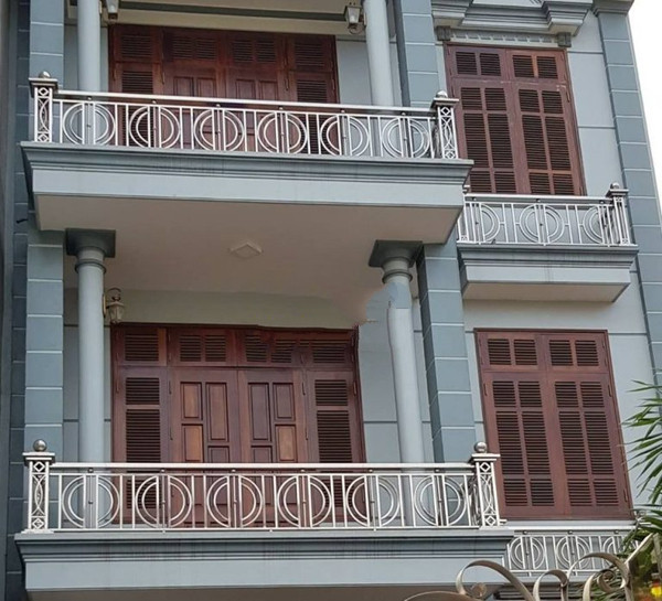 Với ưu điểm dễ thi công, lắp đặt và độ bền tương đối cao, inox ngày càng được ưa chuộng để sử dụng làm lan can ban công bên cạnh vật liệu sắt quen thuộc. Ảnh: Chohanghoa.