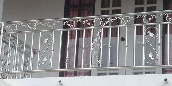 Một chiếc ban công đẹp phần lớn dựa vào những hoa văn, kết cấu của lan can cũng như các đồ vật trang trí như cây cảnh, chậu hoa nhỏ. Ảnh: Chohanghoa.