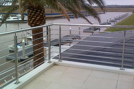 Mẫu lan can ban công inox này rất an toàn, phù hợp cho những gia đình có trẻ nhỏ. Ảnh: Thicongcuasat.