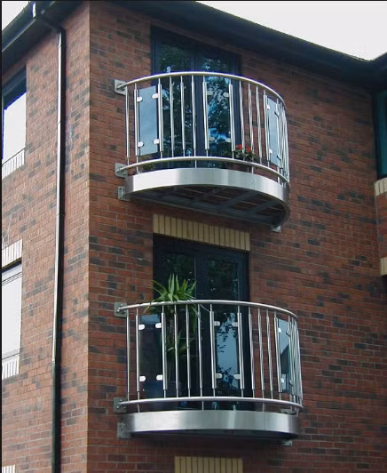 Mẫu ban công có lan can bằng inox này dù đơn giản nhưng vẫn thu hút sự chú ý của người nhìn. Ảnh: Cokhiduytuan.