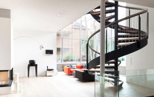 Dù sử dụng chất liệu nào đi chăng nữa, cầu thang xoắn ốc vẫn mang đến cho ngôi nhà vẻ đẹp quyến rũ và sang trọng. Ảnh: Maunhadep902.