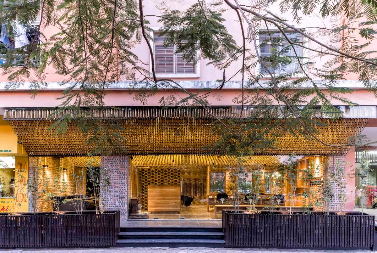 Nằm ngay tầng 1, toà nhà CT1B khu đô thị Văn Quán, Hà Đông, Hà Nội, salon tóc thiết kế độc từ hàng ngàn chuỗi hạt có tên Mành nổi bật hẳn với một không gian tươi mới, thân thiện với môi trường.