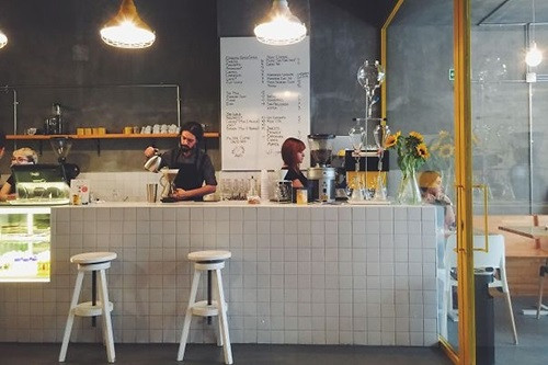 Quán cà phê Walter’s Coffee Roastery thí nghiệm ở Istanbul. Du khách đến quán cà phê độc đáo này sẽ có cảm giác như đang trong một phòng thí nghiệm cafe với các nhà hóa học mặc trang phục bảo hộ màu vàng. Quán cafe này được thiết kế lấy cảm hứng từ bộ phim Breaking Bad, xoay quanh cuộc sống của Walter White, một giáo viên hóa học. Từ cách trang trí, vật dụng đến đồ uống đều biến cửa hàng thành một phòng thí nghiệm cafe lớn nhất thế giới trong mắt thực khách.