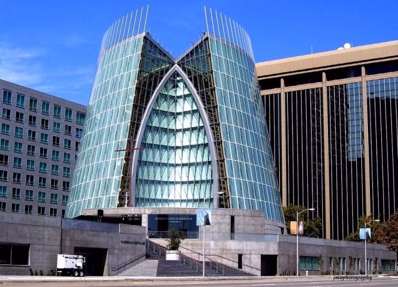 Nhà thờ ánh sáng của chúa Kito. Kiến trúc sư của tòa nhà này ở Oakland, California cho biết, ông lấy ý tưởng từ hình con cá trên mũ của đức giám mục. Những người khác cho rằng nó giống một tổ ông. Những người khác nữa lại cho rằng, tòa nhà có vẻ giống vùng kín nữ giới.