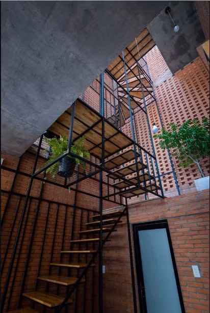 Cầu thang bên trong được thiết kế đơn giản nhưng vẫn đảm bảo ánh sáng có thể len lỏi khắp mọi ngóc ngách trong ngôi nhà. Ảnh: Imgur.