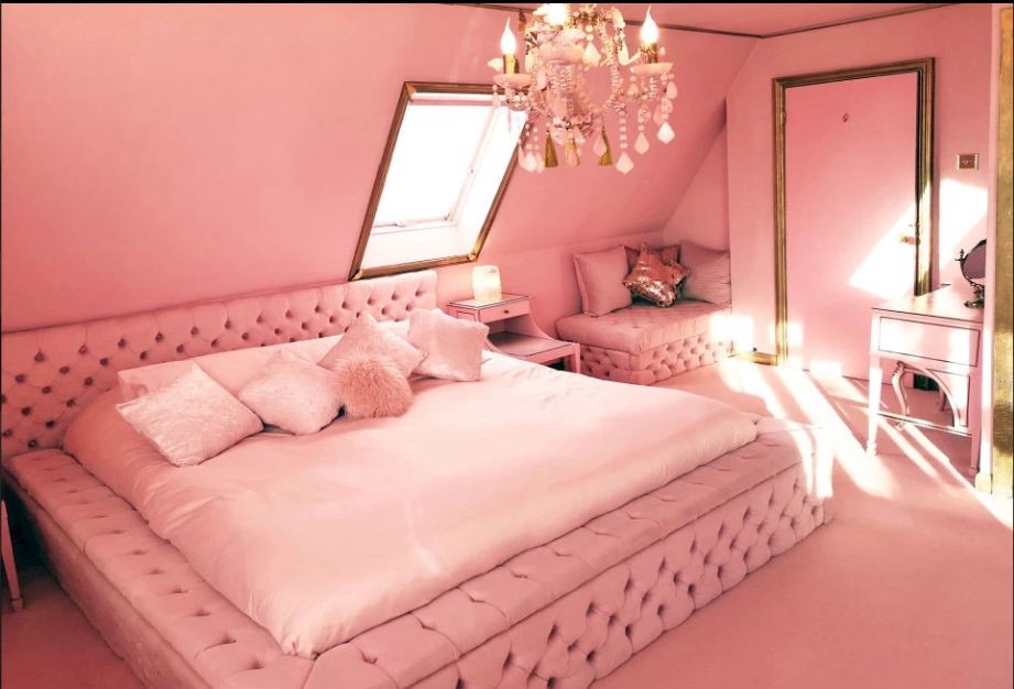 Bên cạnh đó, Essex còn có rạp chiếu phim trong nhà - ngoài trời, bồn tắm nước nóng và hay phòng studio dành riêng cho chụp ảnh.