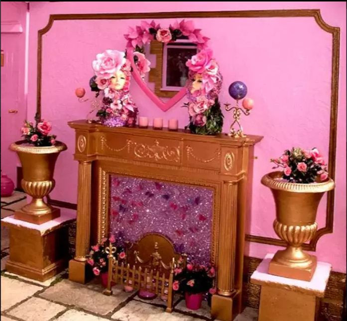 Căn biệt thự màu hồng hiện đang thu hút rất nhiều người nổi tiếng như Gizzi Erskine hay ca sĩ Iggy Azalea...