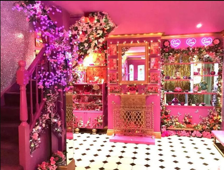 Toàn bộ ngoại thất và nội thất trong nhà đều được phủ lớp sơn hồng rực rỡ với nhiều sắc thái khác nhau.