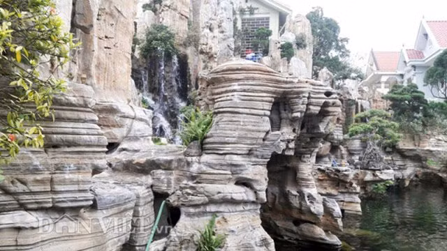 Những khối đá vô tri vô giác được bàn tay người thợ tạo thành tác phẩm nghệ thuật, tạo ra vân sóng, cột đá hay những hình dáng tự nhiên.