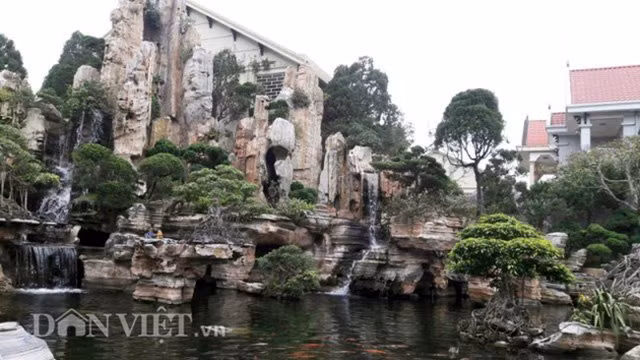 "Sau khi chọn được những khối đá phù hợp tôi mời các nhà thiết kế và những nghệ nhân có tay nghề giỏi về xây dựng hàng năm trời mới tạo nên được hòn non bộ tuyệt đẹp và hợp phong thủy. Ngoài đáp ứng nhu cầu giải trí của gia đình cũng như phục vụ nhu cầu những ai muốn đến tham quan”- ông Tâm nói.