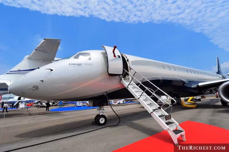 14. Embraer Lineage 1000E: 49,25 USD Chiếc máy bay Embraer Lineage 1000E có thể biến một chuyến đi kinh doanh thành một trải nghiệm tuyệt vời khó quên. Bạn có thể tưởng tượng bay nửa vòng trái đất trong một chiếc máy bay có 5 căn phòng rộng rãi sang trọng, đầy đủ tiện nghi. Ngoài ra, chiếc máy bay còn có thể tùy chỉnh nhiều thiết kế nội thất và các tính năng cao cấp khác. Nếu bạn muốn được giống như doanh nhân Mexico - Jorge Vergara, người đang sở hữu một chiếc máy bay như vậy, bạn sẽ phải bỏ ra khoảng 49,25 triệu USD.