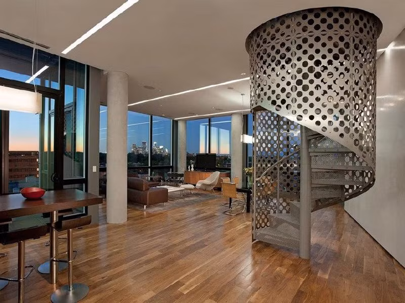 Mặc dù xuất hiện cũng khá sớm nhưng chỉ trong những năm gần đây, cầu thang xoắn ốc mới thực sự “bung lụa” và được sử dụng phổ biến trong các công trình. Ảnh: Angcovat.