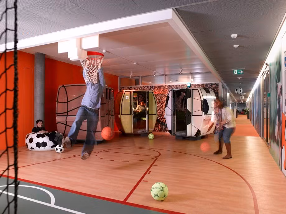 Nhân viên Google ở Zurich có thể chơi bóng đá và bóng rổ ngay trong phòng.