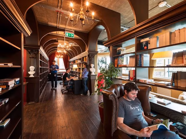 Hoặc nhân viên có thể đọc sách và thư giãn trong thư viện, y như trong giảng đường của trường phép thuật Harry Potter.