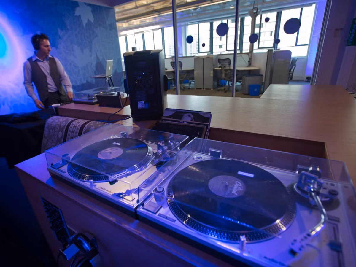 ... Hoặc đi xuống cầu thang đến phòng nhạc để nghe DJ biểu diễn.