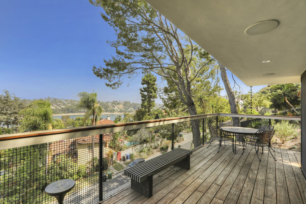 Khu vực ban công ngoài phòng khách có tầm nhìn ra khung cảnh xung quanh tuyệt đẹp.