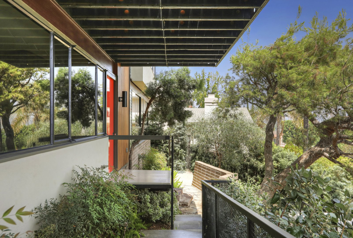 The Martin Residence có diện tích hơn 300 m2 nằm trên sườn đồi thơ mộng.