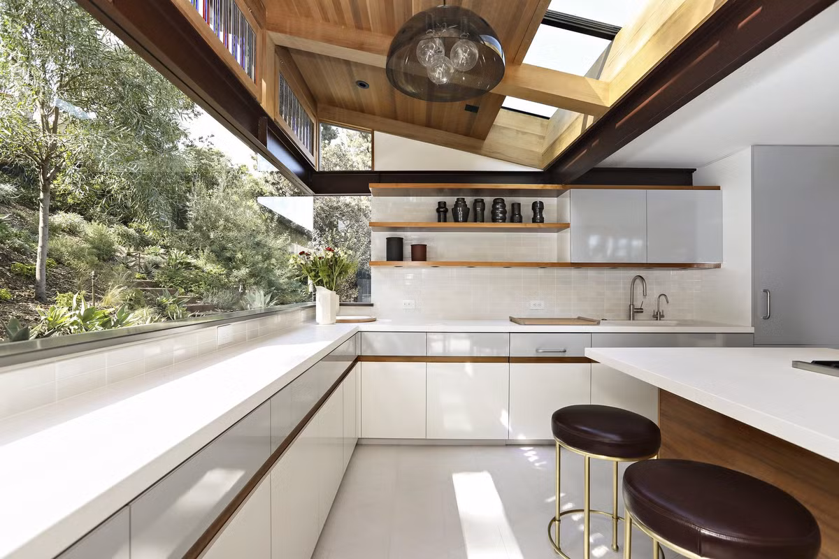 Trong khi đó, phòng bếp bừng sáng và ngập nắng nhờ giếng trời và cửa sổ bằng kính lớn.