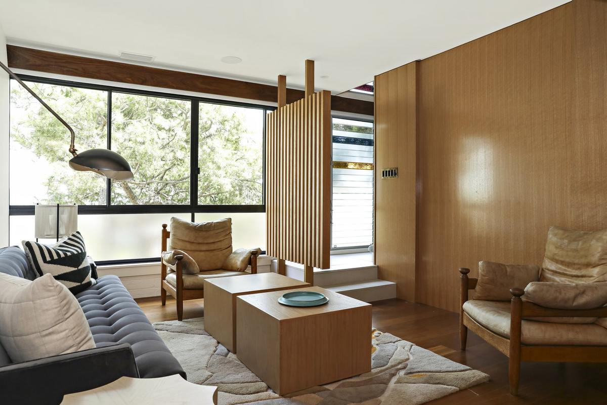 Chất liệu kính xuất hiện xuyên suốt ngôi nhà, đem đến cảm giác vừa cổ điển, vừa gần gũi với thiên nhiên.