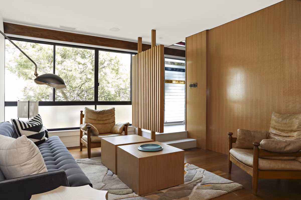 Chất liệu kính xuất hiện xuyên suốt ngôi nhà, đem đến cảm giác vừa cổ điển, vừa gần gũi với thiên nhiên.