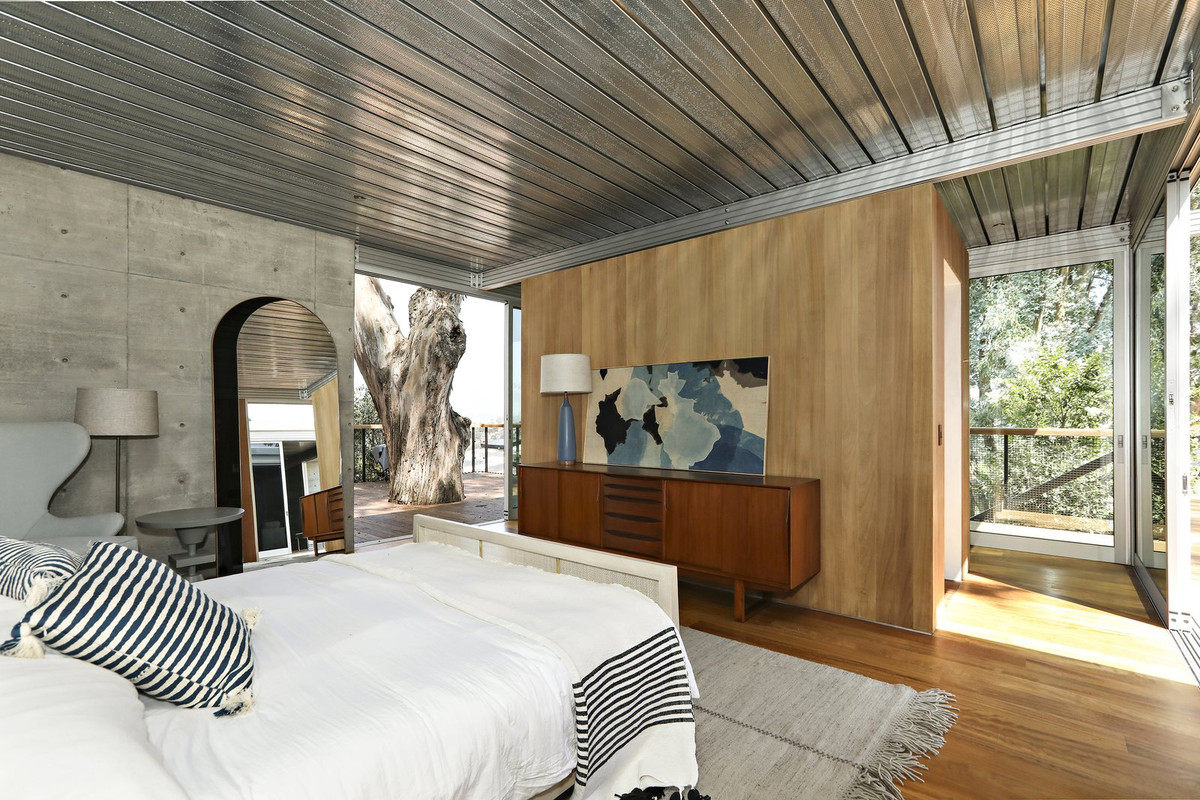 Phòng ngủ được thiết kế trang nhã.