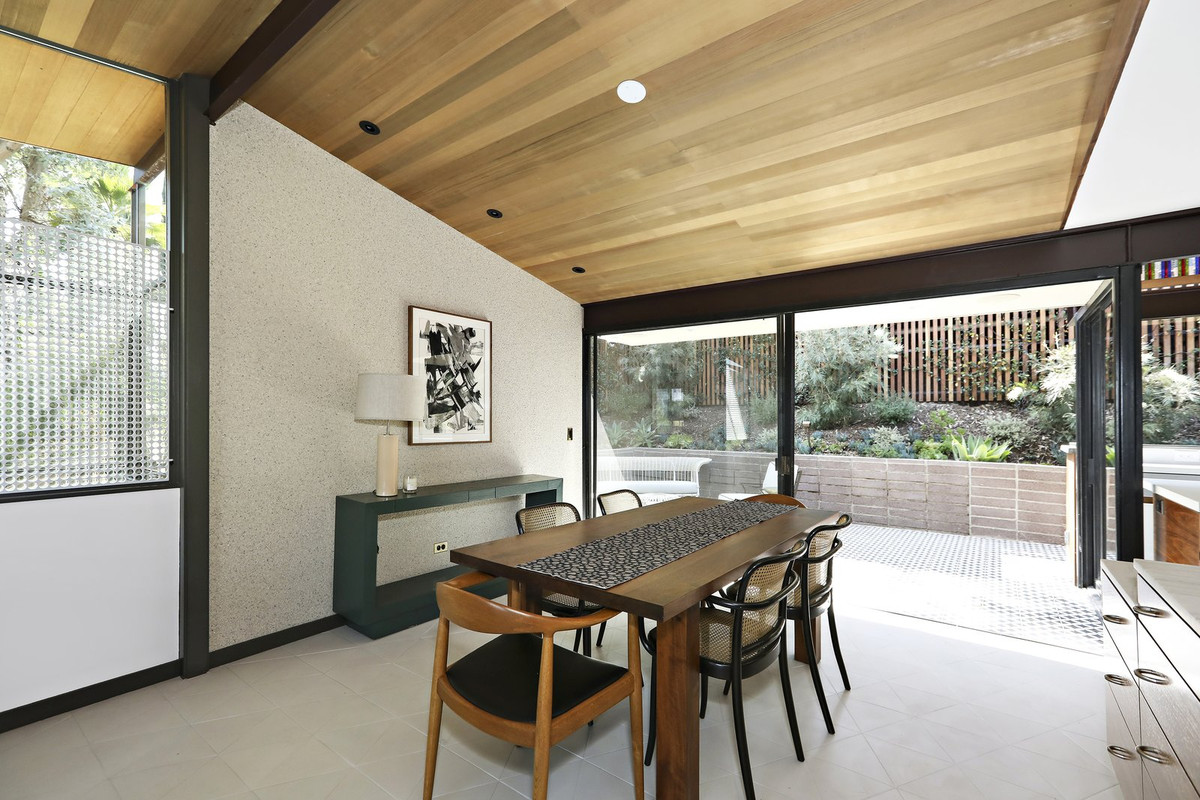 Phòng ăn được bố trí gọn gàng với không gian thoáng đãng.