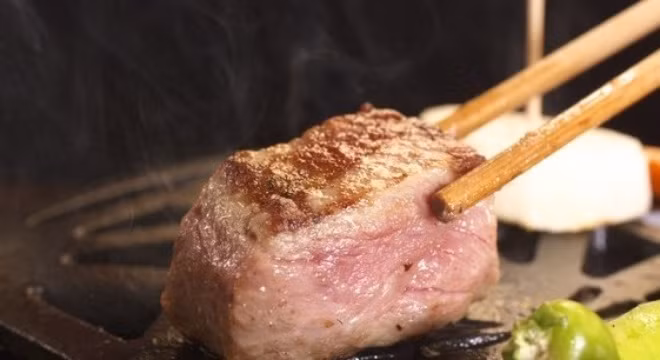 Thịt bò Wagyu Kobe. Kobe là loại wagyu nổi tiếng nhất bên ngoài Nhật Bản. Tuy nhiên, trên thực tế, đây chỉ là 1 trong 4 loại thịt bò cực phẩm của đất nước hoa anh đào. Thịt bò Kobe nổi tiếng thế giới với phần mỡ vân cẩm thạch dày đặc và vị thơm ngon béo ngậy. Trung bình, mỗi kg bò Kobe được định giá từ 500 USD đến 3.000 USD.