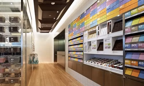 Quán cà phê socola. Bất cứ ai có nhu cầu sử dụng socola kèm những cốc cà phê nỏng hổi thì sự lựa chọn duy nhất là quán cà phê với tên gọi “100% Chocolate Café” nằm tại thành phố Tokyo, Nhật Bản. Nó được thiết kế bởi Masamichi Katayama; phục vụ 56 loại socola khác nhau. Chính xác hơn là trông nó giống một thư viện socola hơn là một quán cà phê.